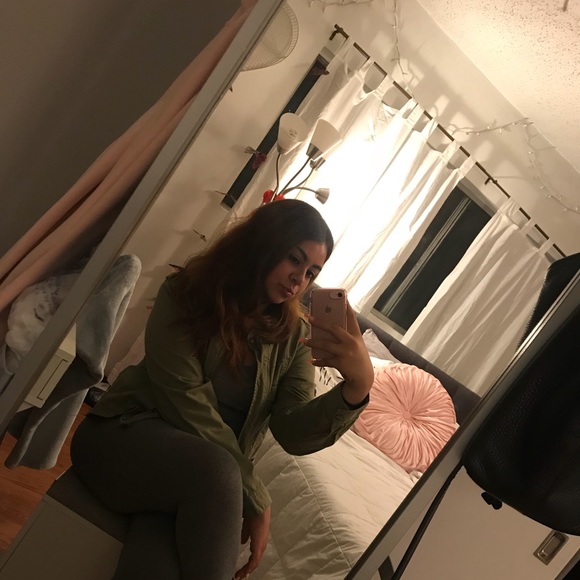 Meet your Posher, Giselle - Picture 1 of 1